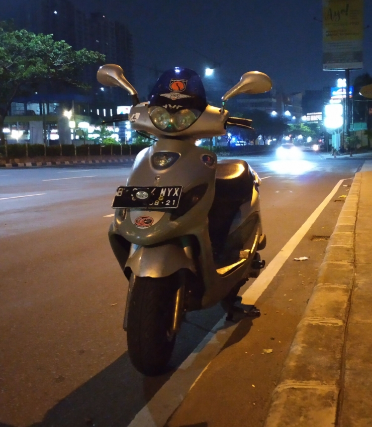 Kymco Metica Mejeng di Jembatan Tol Margonda, Depok (sumber: pribadi)