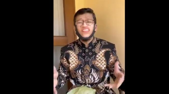 Aa Gym menggunakan masker denganmotif ekspresi wajah. (Twitter/@aagym)