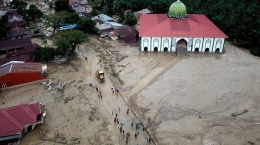 Foto udara kondisi perkampungan tertimbun lumpur akibat terjangan banjir bandang di Desa Radda, Kabupaten Luwu Utara, Sulawesi Selatan, Rabu (15/7/2020). ANTARA FOTO/Moullies/ABHE/foc.