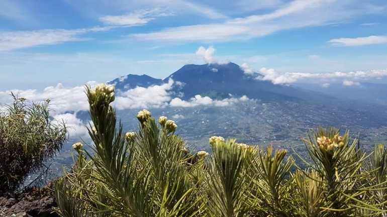 Duo gunung Singgalang-Tandikat dilihat dari gunung Marapi (dokpri)