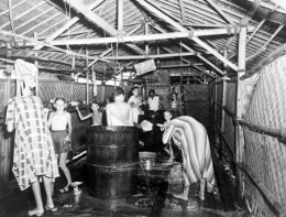 Para Interniran Eropa yang tengah mandi di Kamp Interniran Eropa Kampung Makassar, Batavia (Sekarang Jakarta) sekitar 1945 (Sumber: Tropenmuseum) 