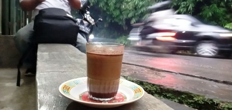 segelas kopi susu disaat lelah akan menambah semangat dan tenaga kita, foto dokumen pribadi.