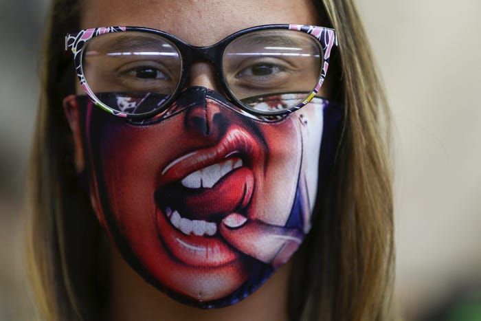 Wanita dengan masker kartun (insider.com/picture alliance/Getty Images)