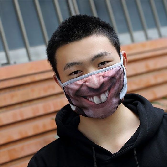 Masker bergambar senyum (boredpanda.com)