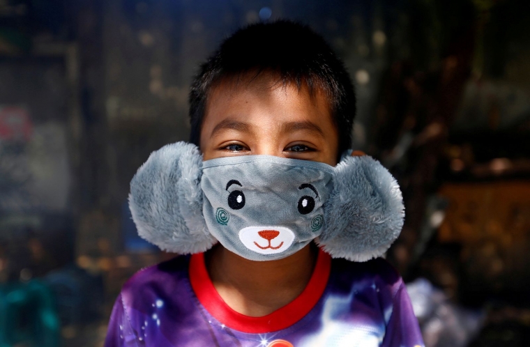 Masker anak dengan motif koala (cnn.com/Ajeng Dinar Ulfiana/Reuters)