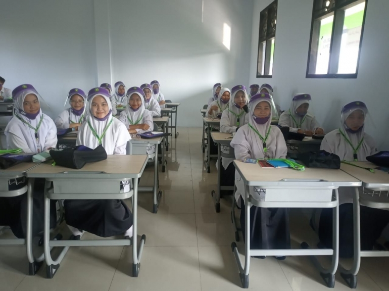 Putri saya bersama teman-teman santri yang lain berada di kelas di Pondok Pesantren Daar El-Qolam Tangerang Banten | foto kiriman wali kelasnya (dokpri)