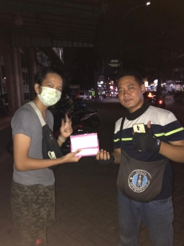 Penyebaran Masker Beserta Leaflet Untuk Masyarakat Sekitar (dok. pribadi)