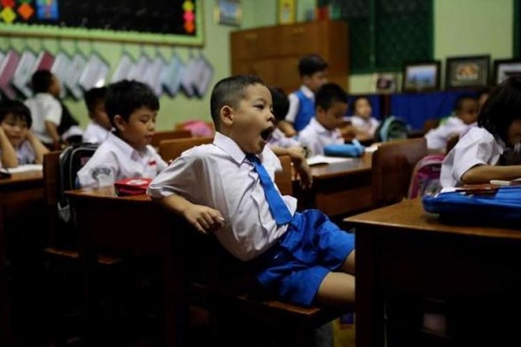  Siswa kelas 1 menjalani hari pertama sekolah di SDN 01 Menteng, Jakarta Pusat, Senin (18/7/2016). Peraturan Menteri Pendidikan dan Kebudayaan Nomor 23 Tahun 2015 tentang Penumbuhan Budi Pekerti berisi, antara lain, tentang keterlibatan orangtua dalam pendidikan anak. Salah satu hal yang ditekankan ialah kewajiban orangtua mengantar anak ke sekolah pada hari pertama tahun ajaran baru. (KOMPAS.com / GARRY ANDREW LOTULUNG)