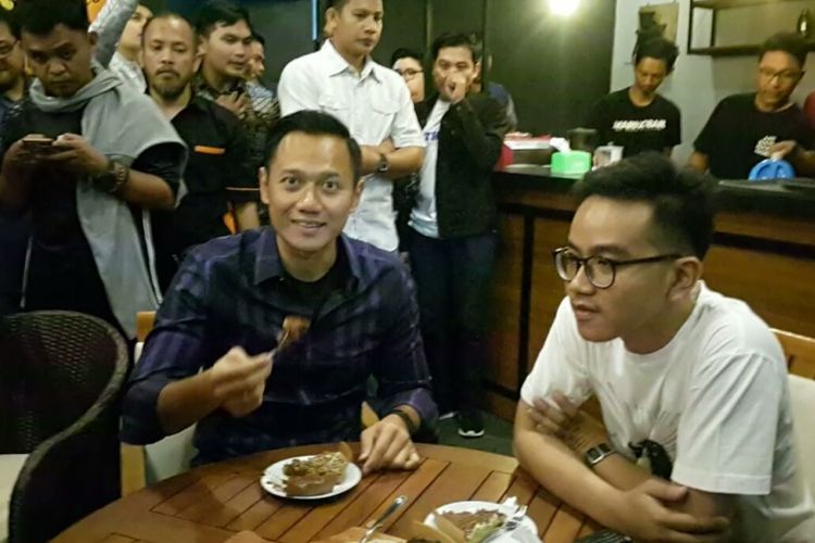 Agus Harimurti Yudhoyono menunjukkan satu potongan Markobar delapan rasa saat makan bersama dengan putra sulung Presiden Jokowi, Gibran Rakabuming, di gerai Markobar Transmart Pabelan, Senin (9/4/2018) malam. (Foto: KOMPAS.com/Muhlis Al Alawi)