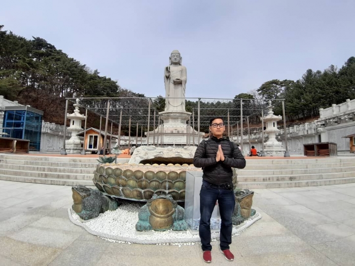 Patung Budha raksasa di Kuil Donghwasa.