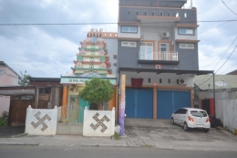 Kuil Hindu di Aceh, tampak terjepit dengan ruko dan bangunan sekitar | dokpri