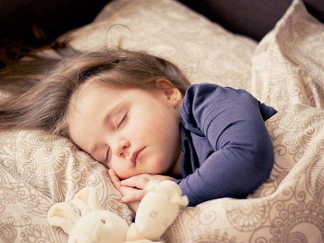 Ilustrasi anak kecil yang tertidur pulas (sumber gambar : pixabay.com)