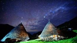 ilustrasi keindahan bintang dimalam hari di Desa Wae Rebo, Kabupaten Mangggarai, Flores (Foto Instagram/ @rimaocta10, via Travel.Tribunnews.com)