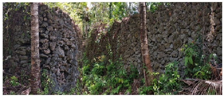 Ilustrasi dinding batu benteng kuno di Pulau Tayando. Sumber: Balai Arkeologi Maluku/Wuri Handoko