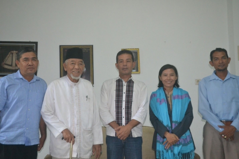 dokumen pribadi | Peneliti bersama Yang Mulia Wali Nanggro dan tokoh-tokoh Aceh di Kantor Majelis Adat Aceh
