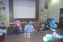 Kami Peneliti berdua, dengan menutup kepala mewawancarai salah satu anggota DPRA Aceh. Kami diterima dengan sangat ramah diberbagai tempat | dokpri