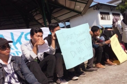 Sejumlah mahasiswa IAIN Pontianak, Kalimantan Barat, menggelar aksi protes kenaikan uang kuliah tak wajar, Senin (15/7/2019).(KOMPAS.com/HENDRA CIPTA)