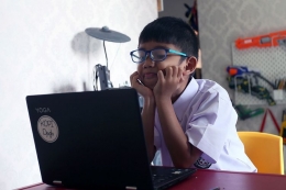 Seorang murid baru tingkat Sekolah Dasar (SD) mengikuti Masa Pengenalan Lingkungan Sekolah (MPLS) secara daring dari rumahnya di Blitar, Jawa Timur, Senin (13/7/2020). (Sumber Gambar: ANTARA FOTO/IRFAN ANSHORI)