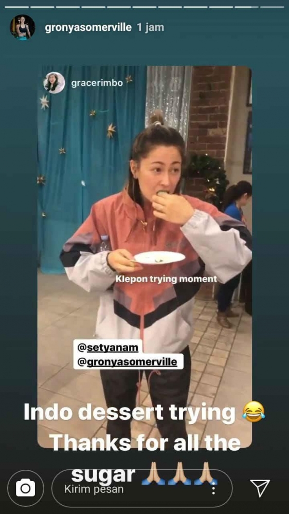 Gronya Somerville pebulutangkis Australia yang mencicipi Klepon (sumber gambar : www.indosport.com)