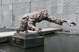 Patung yang berada di tugu peringatan Nanjing, terdapat 300.000 korban yang namanya diukur dalam tugu tersebut. (flickr.com)