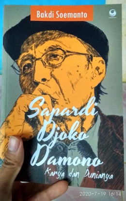 Buku Sapardi Djoko Damono Karya dan Dunianya, karya Bakdi Soemanto (dokumen pribadi)