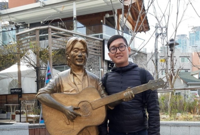 Patung penyanyi Kim Kwang-Seok. (Dokpri)