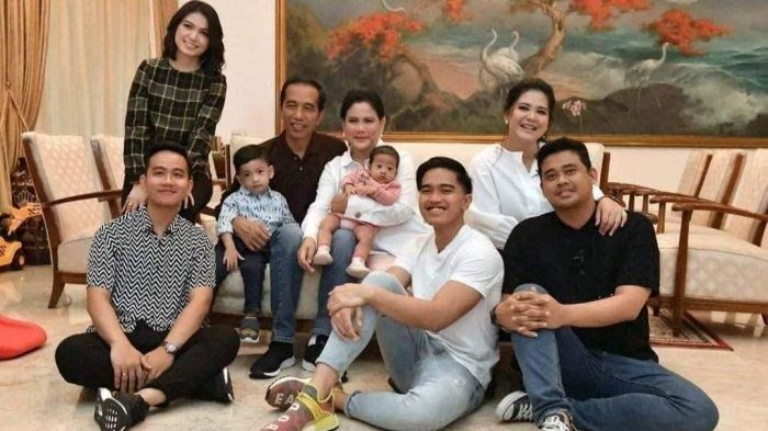 Presiden Jokowi dan keluarga (palu.tribunnews.com)