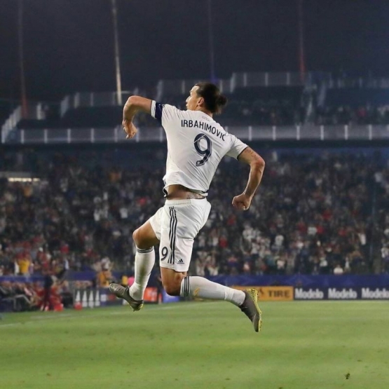 Zlatan Ibrahimovic merayakan gol (Foto: Twitter/@yuswahyu)