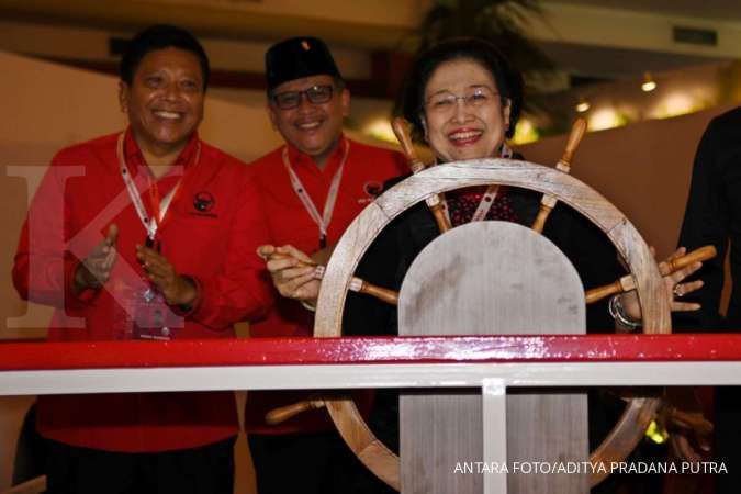 Megawati didampingi Hasto Kristiyanto (Antara foto/ADITYA PRADANA PUTRA)