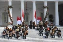 Presiden Joko Widodo dan Wapres Maruf Amin memperkenalkan jajaran menteri Kabinet Indonesia Maju di Istana Merdeka, Jakarta, Rabu (23/10/2019). (ANTARA FOTO/Wahyu Putro A)