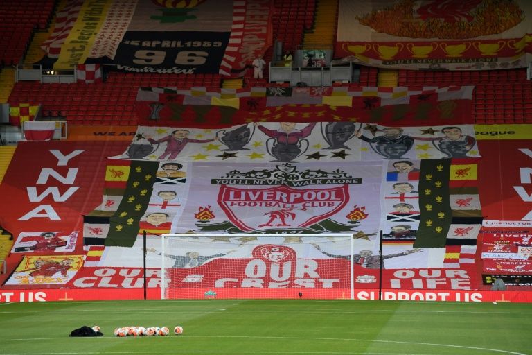 Bendera dan banner Liverpool terpasang di bangku penonton sepanjang pertandingan yang biasanya hanya dikibarkan hingga kick off. Sumber Gambar: https://www.capitalfm.co.ke.