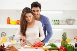 Ilustrasi pasangan yang sedang memasak bersama (dok: kitkateventz.com)