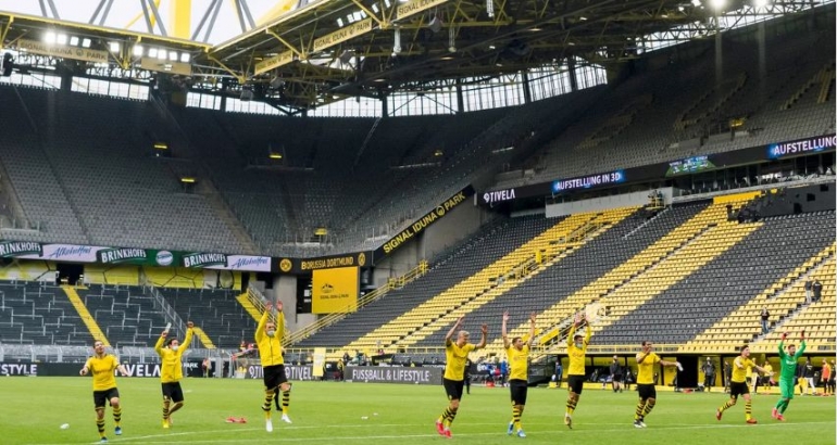 Para pemain Dortmund melakukan selebrasi tanpa penonton pasca kemenangan melawan FC Schalke 04. Sumber Gambar: https://www.bundesliga.com.