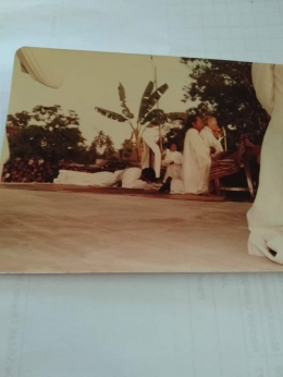 Sumber dok. : Status Facebook Jos Nahak, pada saat ditahbiskan menjadi imam baru, 22 Juli 1980. Tampak Diakon Yos Nahak, waktu itu sedang tiarap