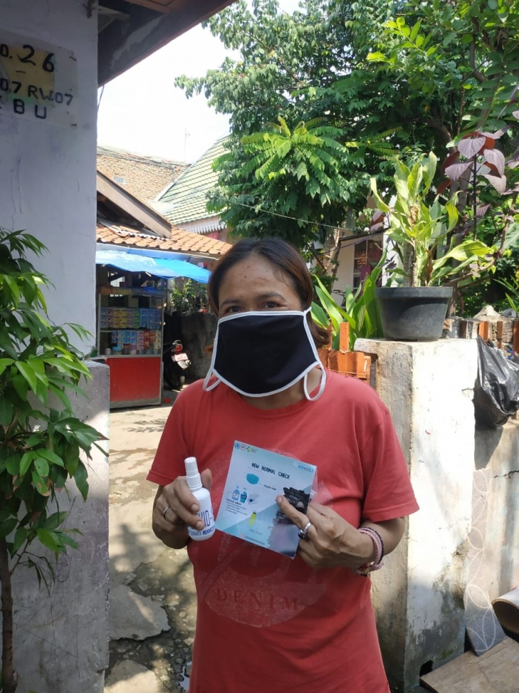 Salah warga RT 02 saat dibagikan Paket Disinfectant, masker dan Brosur untuk mencegah COVID-19. Dokpri.