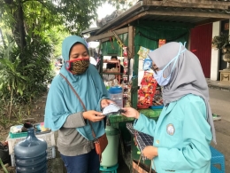 Pembagian masker dan edukasi cara pemakaian masker yang benar untuk warga RT 01 / RW 02 Bakalan Kepatihan Wetan Surakarta/dok.mahasiswa