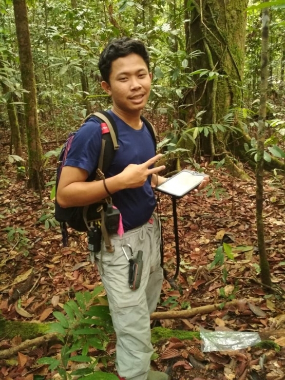 Ahmad Rizal ketika melakukan penelitian di Stasiun Riset Cabang Panti, Taman Nasional Gunung Palung. Foto dok : Rizal