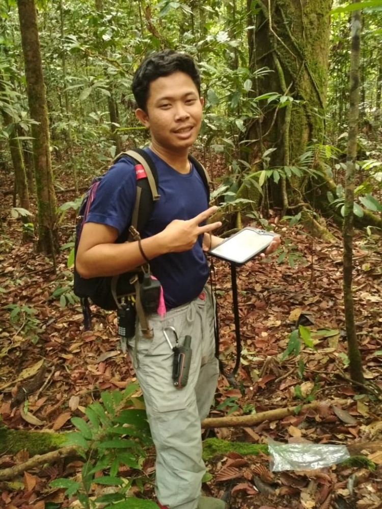Ahmad Rizal ketika melakukan penelitian di Stasiun Riset Cabang Panti, Taman Nasional Gunung Palung. Foto dok : Rizal