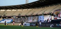 Klub liga Denmark, AGF Arhus menyewa beberapa layar LED besar agar para supporter tetap bisa mendukung melalui media platform Zoom. Sumber Gambar: https://offthepitch.com.
