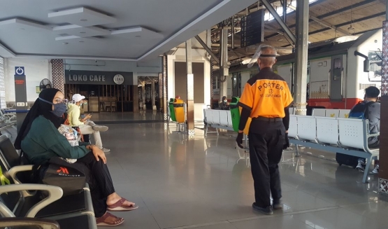 Penumpang dan porter di Stasiun Lempuyangan (dok. pri).