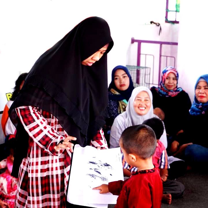 Bunda Mei sedang mendidik seorang anak kecil dalam sebuah kegiatan parenting (Sumber: Koleksi pribadi Bunda Mei) 