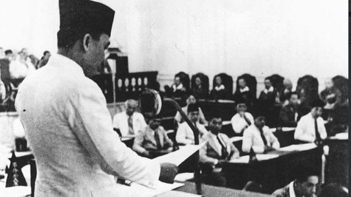 Ir. Soekarno di depan peserta rapat (foto: wartakota.tribunnews.com)