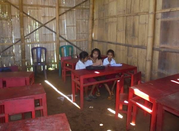 Tiga Siswi SD Lokamere Ngada, Flores sedang belajar di kelas. Foto: Roman Rendusara