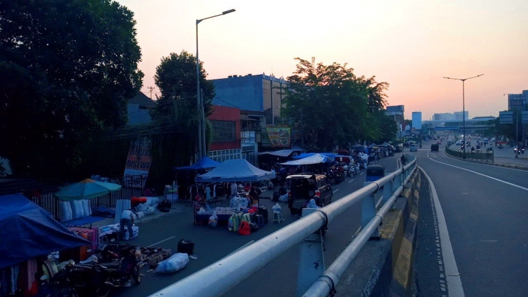 pedagang musiman setiap minggu berdagang dipinggir jalan layang Abdulah sapei, foto dokumen pribadi