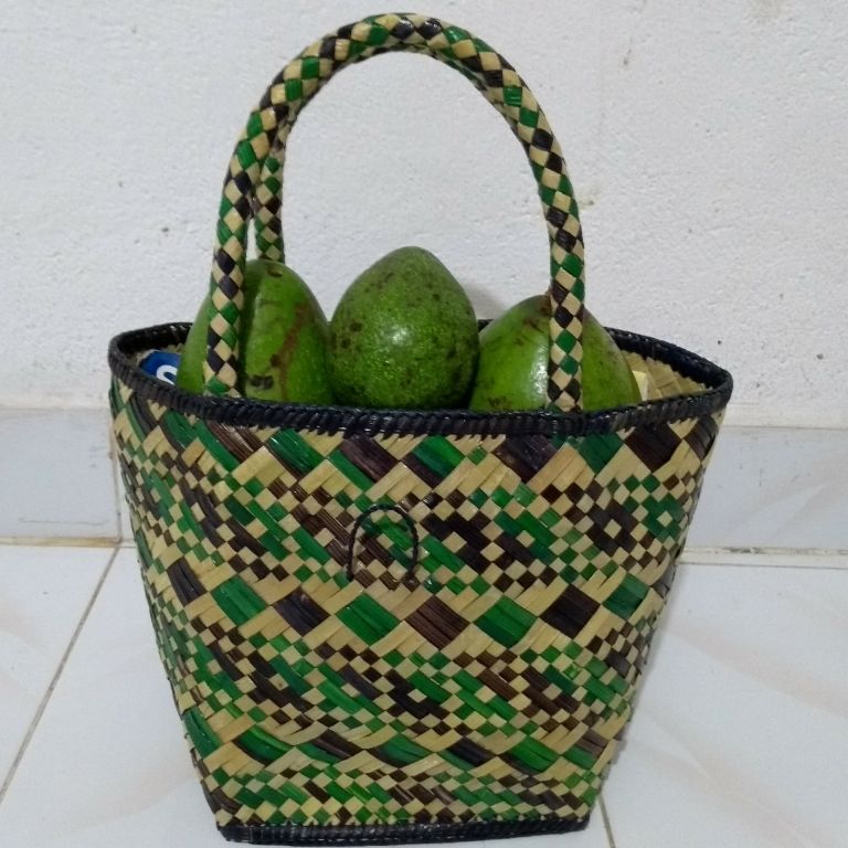 Tas belanjaan dari anyaman daun pandan. Foto NURSINI RAIS.