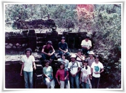 Berfoto di dekat puncak Gunung Penanggungan (Foto: Keluarga Mahasiswa Arkeologi)