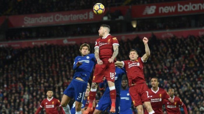 Para pemain Liverpool dan Chelsea sedang berebut bola (tribunnews.com)