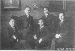 Dari kiri - Darmawan Mangoenkoesoemo (Adik Dr. Tjipto), Mohammad Hatta, Iwa Koesoema S, Sastromoeljono dan Sartono. By : KoranSulindo