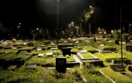 Suasana Pemakaman Jeruk Purut Jakarta di malam hari.  Seram tapi tak ada hubungannya dengan artikel ini. (Foto: idntimes.com/vanny el rahman)