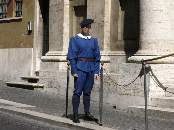 Seragam Swiss Guard yang berwarna biru| Sumber: Travelblog.org